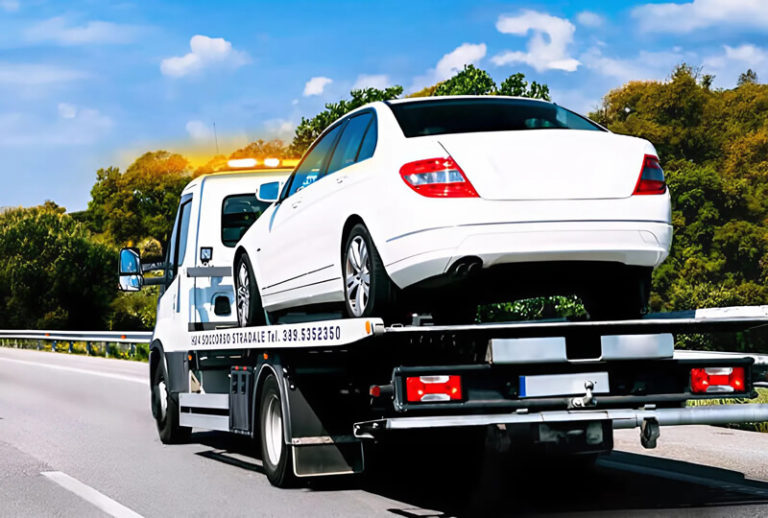 carro attrezzi vicauto soccorso stradale con un auto bianca sul retro