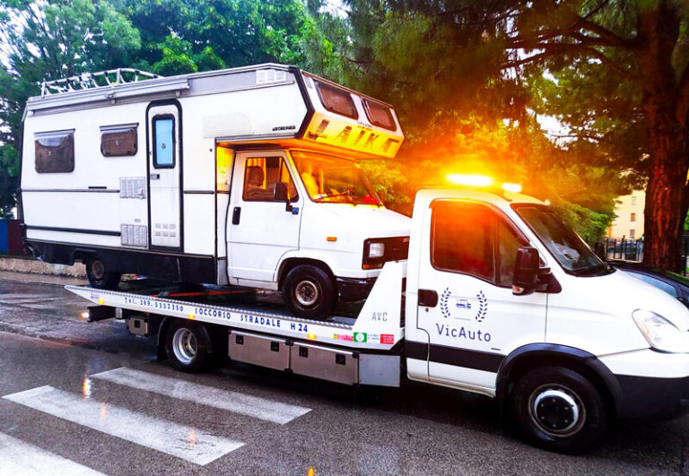 carro attrezzi vicauto soccorso stradale con un camper sul retro