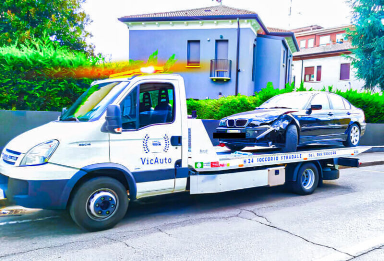carro attrezzi vicauto soccorso stradale con auto nera sul retro