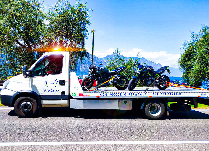 carro attrezzi vicauto soccorso stradale con motociclette sul retro